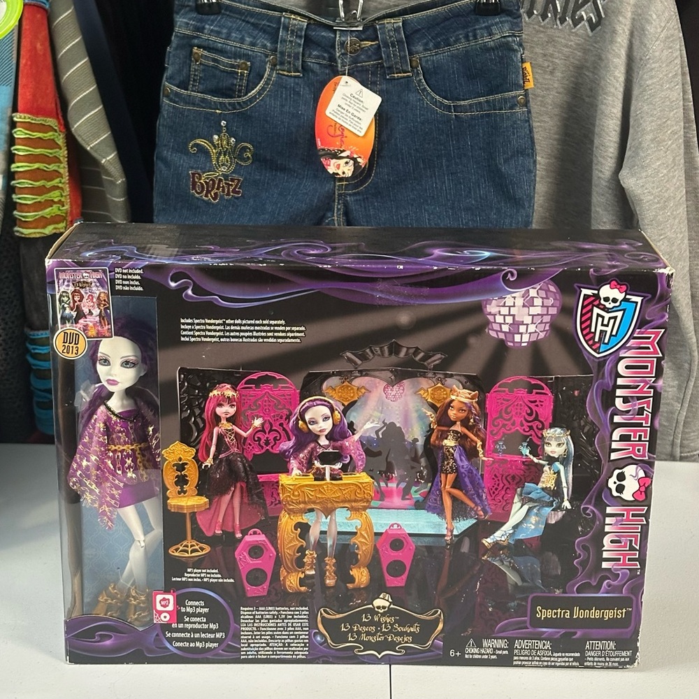 MONSTER HIGH 2013 "13 wishes" spectra vondergeist party lounge doll set, NIB.